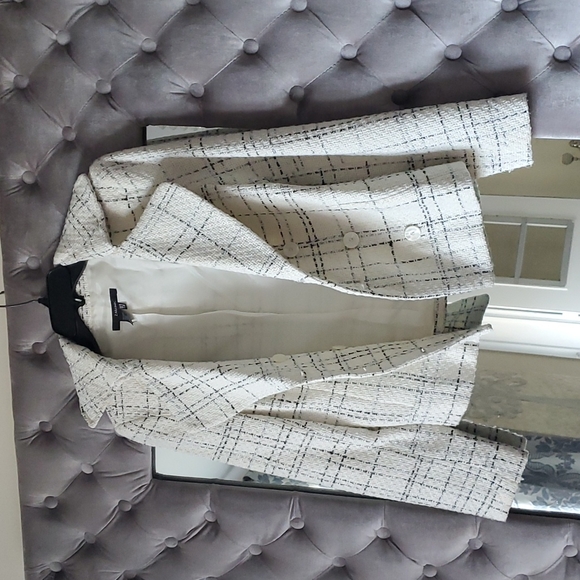 White patterned Zara blazer. Size 4. - Picture 3 of 3